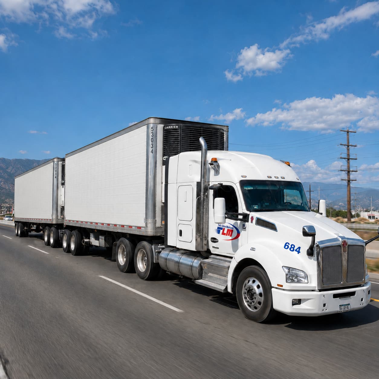 Doble remolque de Tracto Líneas Mexicanas en ruta